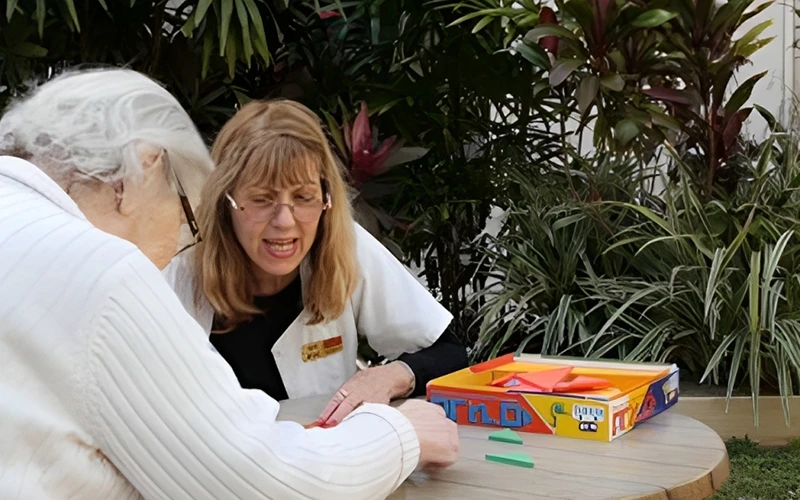 שתי גימלאיות יושבות ומציירות יחד