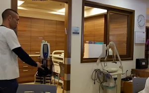 מחלקת מדיקל בפאלאס עם אח מטפל ומיכשורים מתקדמים