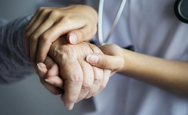 מטפלת בפאלאס מחזיקה את היד למטופל בפאלאס מדיקל